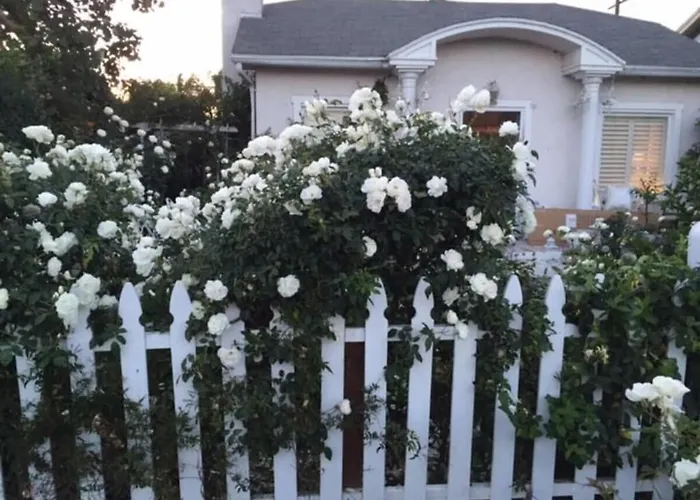 Elegant White Cottage, Venice Beach, California